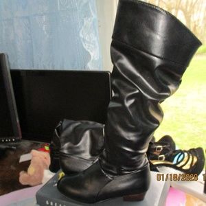 LADIES  BLACK BOOTS.. SIZE 5.5..NEW..UNBRANDIED